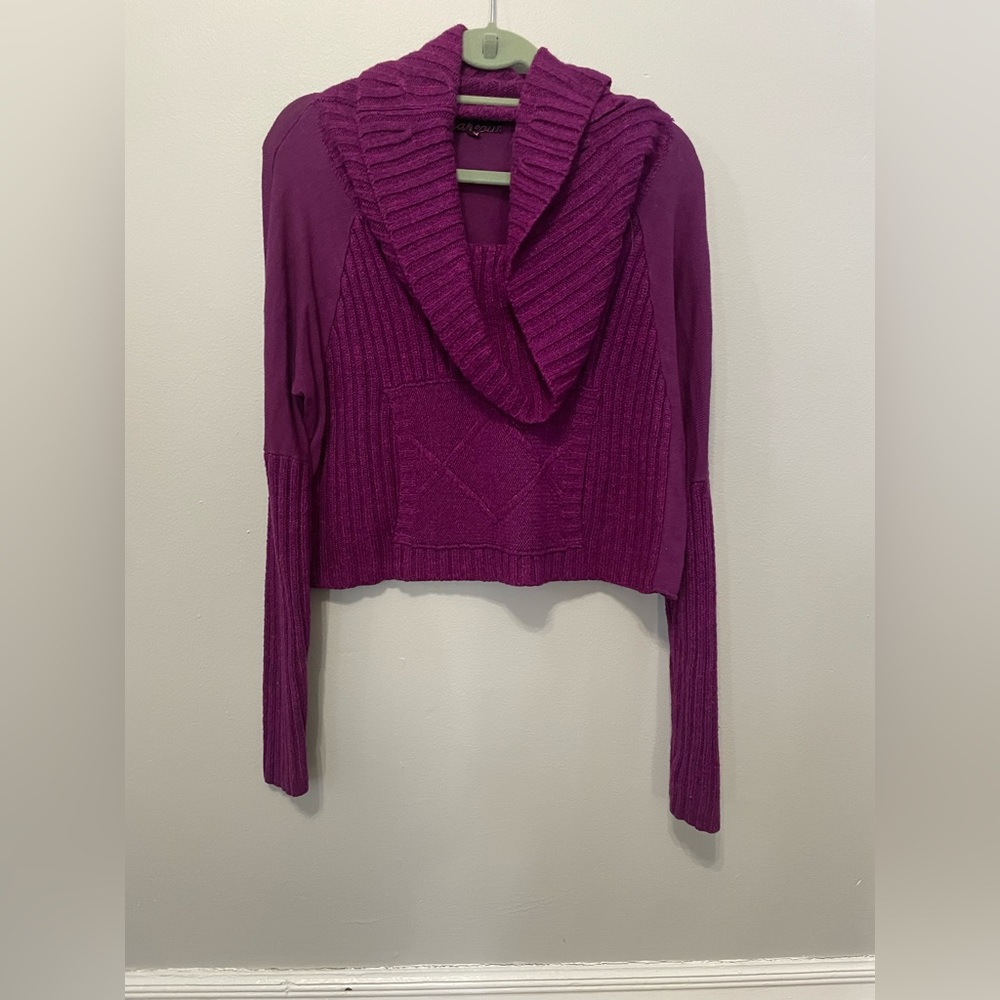 Long sleeve, semi cropped sweater.